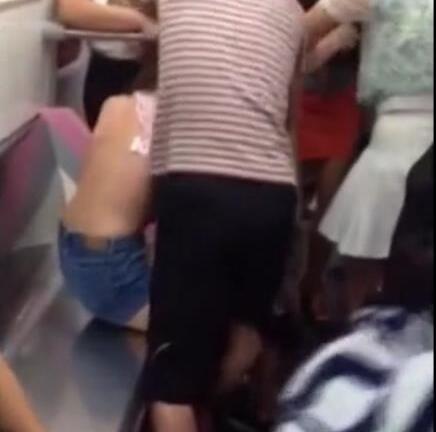 Xôn xao clip lột đồ giành chỗ ngồi trên tàu điện ngầm