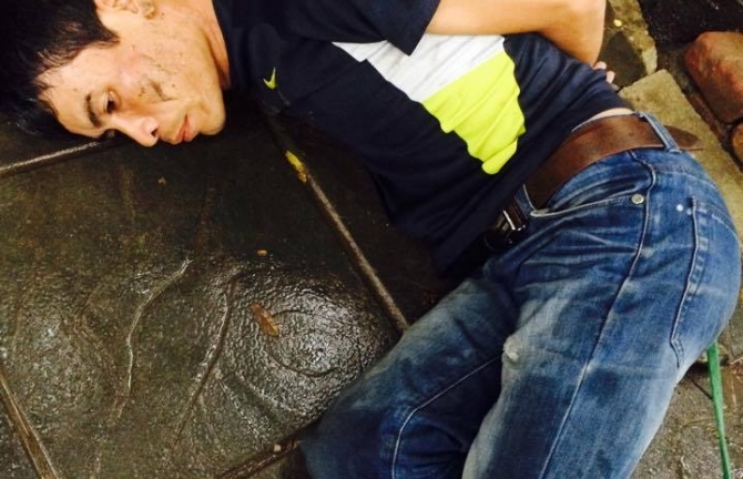 Nhiều người đội mưa vây bắt tên trộm xe máy