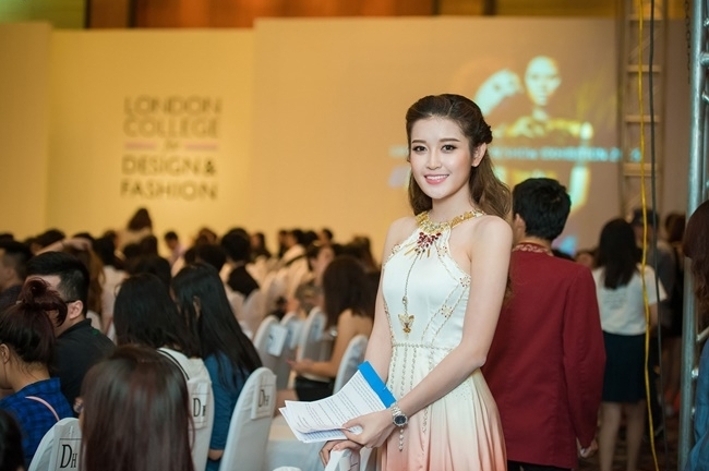 Á hậu Huyền My đẹp tựa 