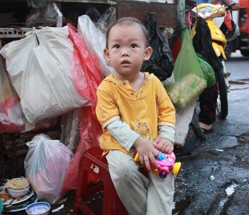 Bé trai 2 tuổi phụ ngoại bán bột chiên ở Sài Gòn giờ ra sao?