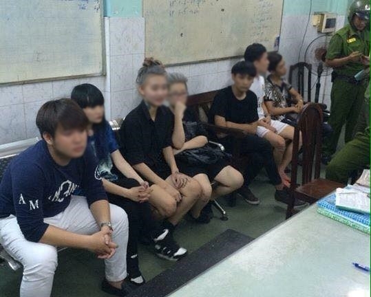 2 cô gái hẹn