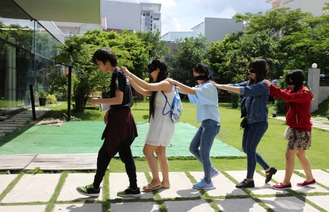 Fans bị bịt kín mắt khi vào xem Sơn Tùng hát live 