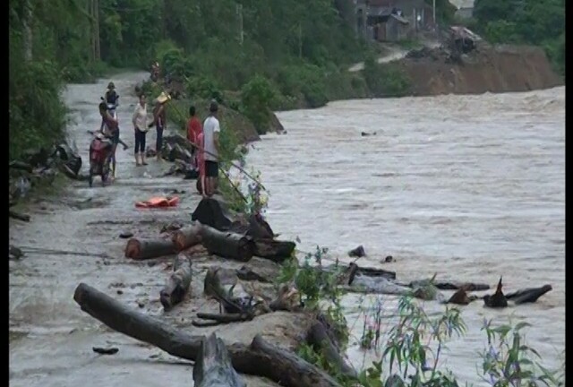 Nghệ An: Hàng trăm người dân liều mình lao xuống dòng lũ chảy xiết vớt củi