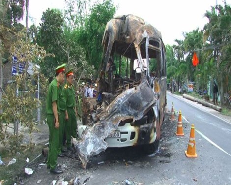 Xe khách cháy rụi làm 1 người chết, 7 người bị thương
