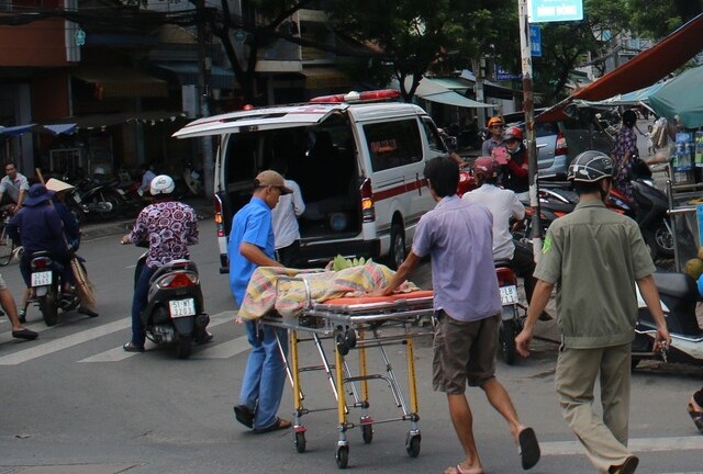 Dừng lại mua nước, người đàn ông ngã gục rồi tử vong