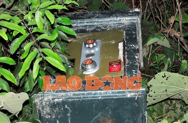 Trộm xong tài sản, 'đạo chích' ném 6 sổ tiết kiệm và két sắt trong bụi cây