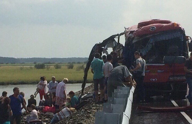 Nga: Hai xe buýt đấu đầu trực diện, hơn 70 người thương vong