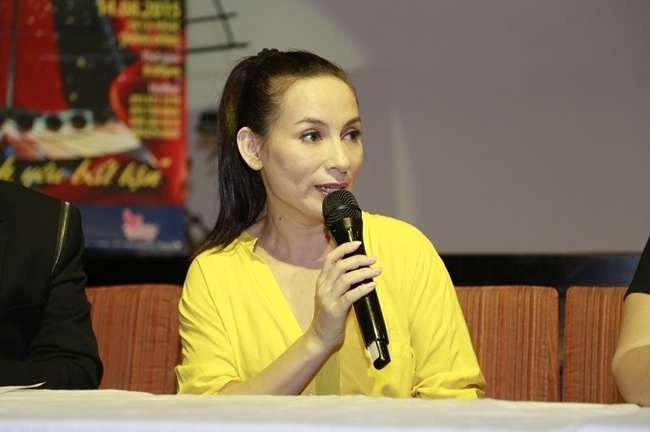 Phi Nhung lần đầu song ca cùng Hoài Linh trên sân khấu