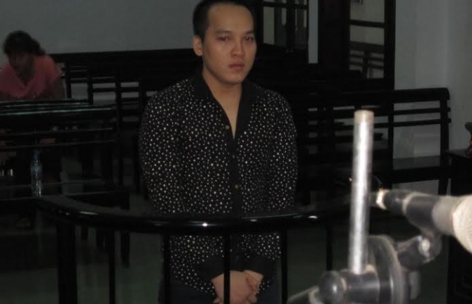 Giả vờ mua xe, nam thanh niên chích súng điện để cướp tài sản