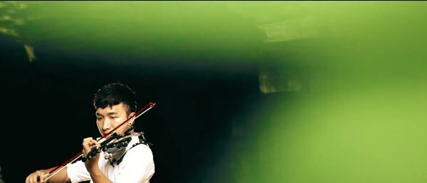 Clip chàng trai Quảng Bình chơi violin trong hang Én gây 