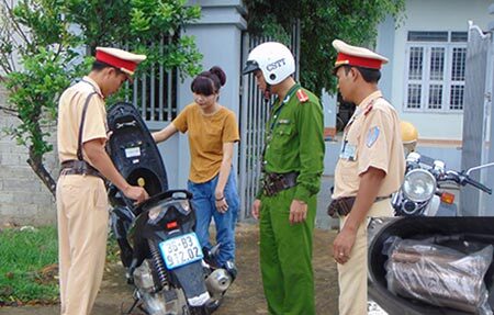 Cô gái 18 tuổi đi xe Air Blade cùng 2kg thuốc nổ trong cốp