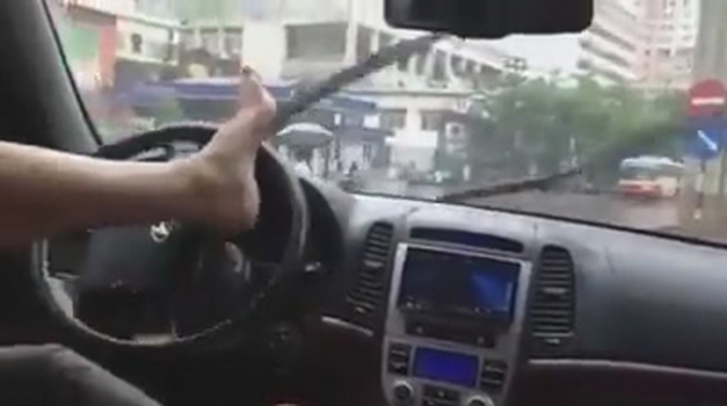 “Nghệ nhân” lái ô tô bằng hai chân tại Hà Nội gây xôn xao cộng đồng mạng