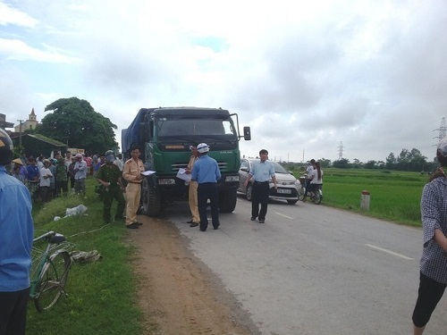 Xe tải cuốn xe máy vào gầm, 2 người thương vong