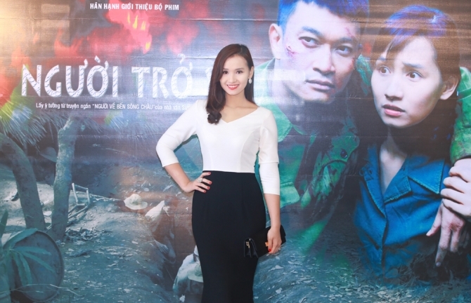 Mẹ Lã Thanh Huyền một mình tới chúc mừng con gái