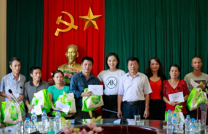 Hoa hậu Kỳ Duyên cùng bố mẹ về Quảng Ninh làm từ thiện