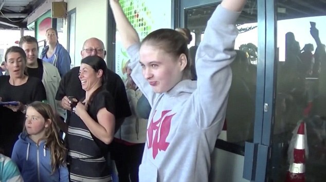 Choáng với hoa hậu ăn hết 1kg burger trong hơn 3 phút