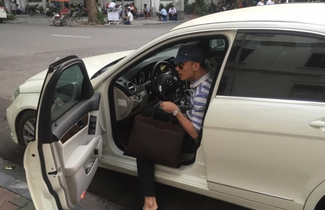 Kenny Sang lại gây “sốc” khi lái siêu xe đi shopping ở Hà Nội