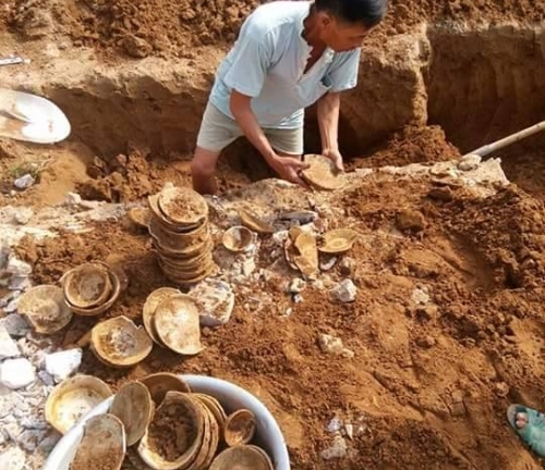 Đào móng nhà, phát hiện bộ 69 chiếc bát đĩa cổ