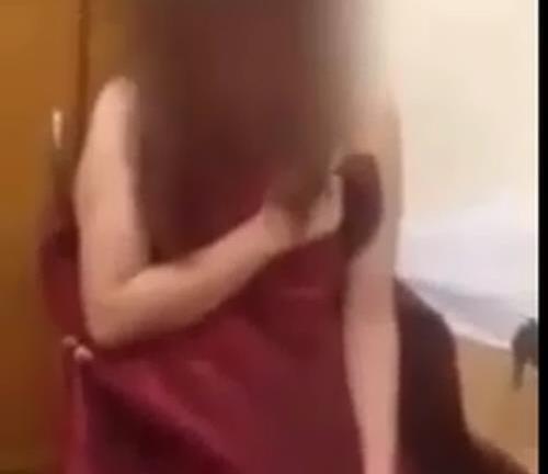 Clip vợ trẻ quỳ khóc vì bị bắt quả tang ngoại tình