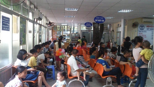 Trẻ dễ mắc bệnh truyền nhiễm nếu cứ chờ vắc-xin dịch vụ