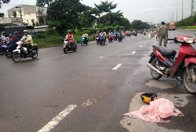 Ô tô biển xanh gây tai nạn bỏ chạy, mặc nạn nhân kêu cứu