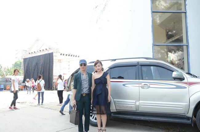 Kenny Sang mỏi tay ký tặng fans giữa thủ đô Hà Nội