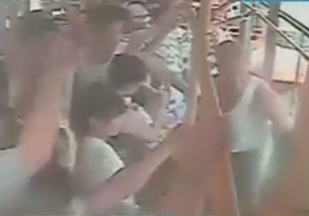 Xôn xao vụ náo loạn trên xe bus chỉ vì … dựa nhờ chân