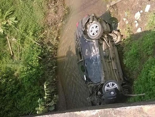 Xe chở CSGT tỉnh Bắc Kạn gặp nạn lao xuống suối