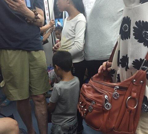 Phẫn nộ cảnh bố mẹ ép con nhỏ đi làm ăn mày để kiếm tiền