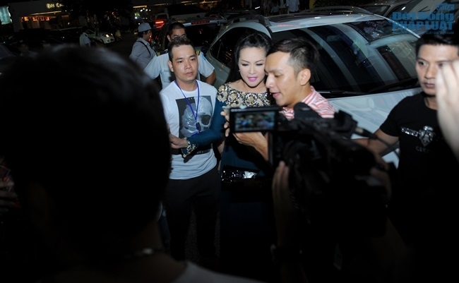 Như Quỳnh bị fans vây kín trong liveshow em trai