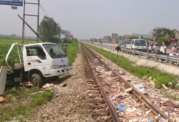 Nghệ An: Tàu hỏa đâm ô tô văng 20m, tài xế và phụ xe may mắn thoát chết