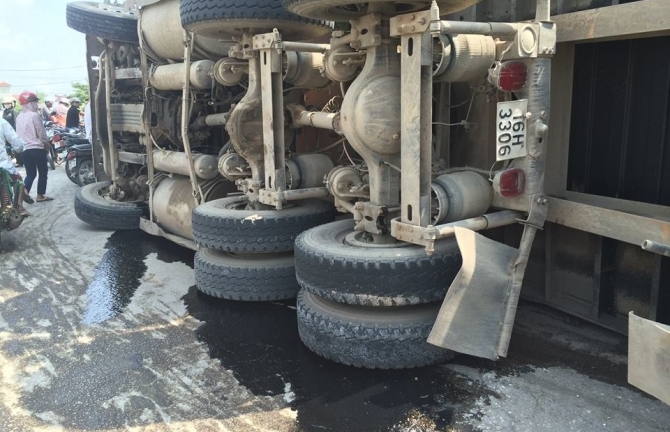 Xe container húc đổ cột điện, lật nghiêng trên đường quốc lộ