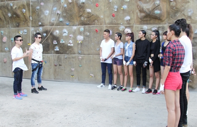 Cô gái cao 1m9 khóc thét với thử thách chụp ảnh leo núi