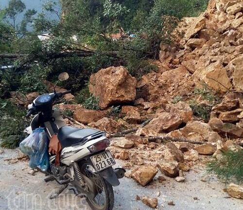 Sạt núi gây tắc quốc lộ 4D, đoạn Lai Châu sang Lào Cai