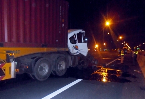 Xe container bẹp dúm trên cao tốc TP.HCM