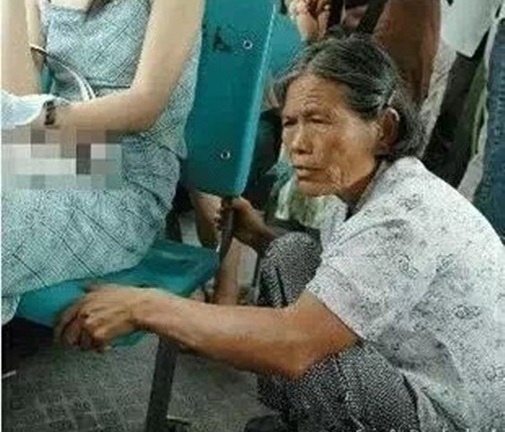 Bức xúc cô gái trẻ ung dung ngồi ghế mắng cụ bà trên xe bus