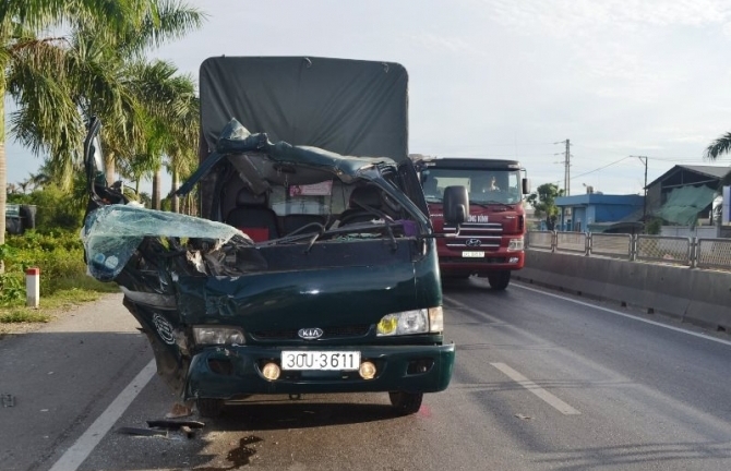 Tông vào đuôi xe tải phía trước, 2 vợ chồng thương vong