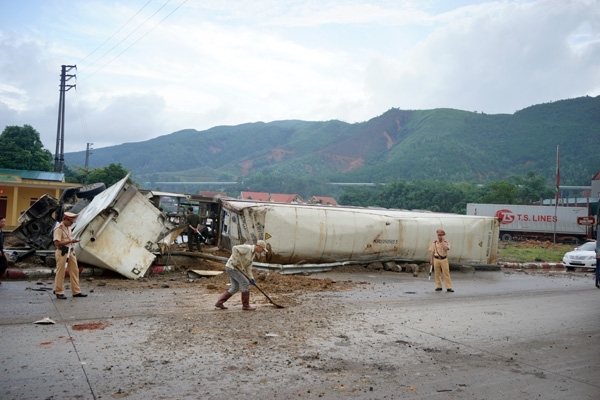 Mất lái khi vào cua “tử thần”, xe đầu kéo lật xuống đường