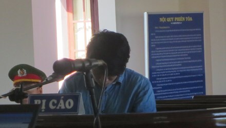 Bắt người mang đi đánh đập vì nghi là “người tình” của bố