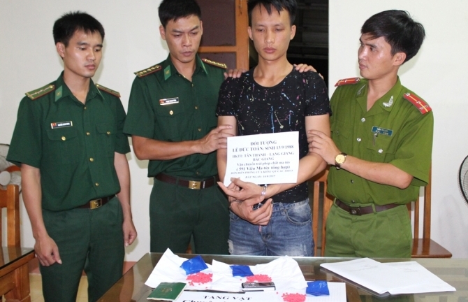 Bắt nam thanh niên vận chuyển gần 600 viên ma túy tổng hợp từ Lào về Việt Nam