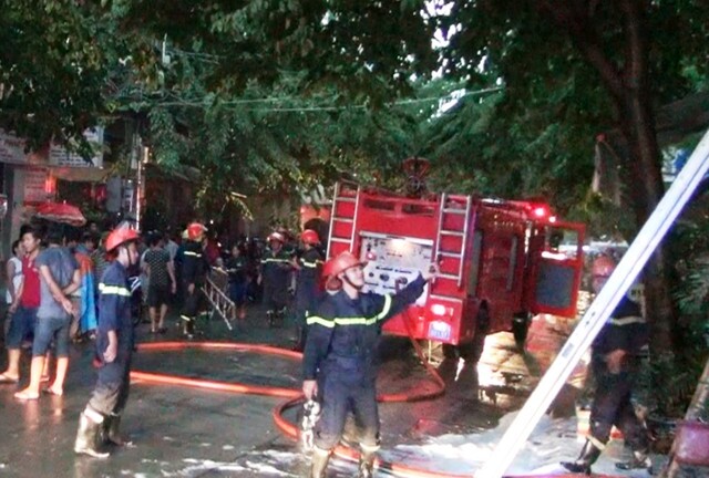  Cứu sống 1 phụ nữ mắc kẹt trong căn nhà bốc cháy tại TP.HCM