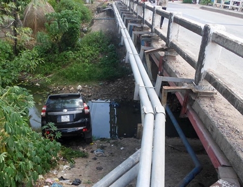 Ôtô chở cựu chiến binh lao xuống sông, 8 người bị thương