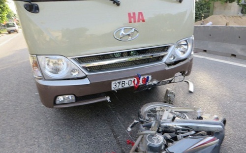 Gây tai nạn chết người, tài xế xe khách vội tìm cách che biển số