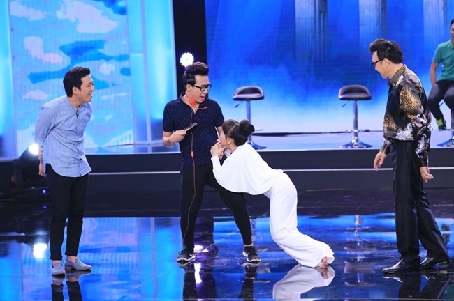 Hoài Linh bị ép quỳ trước hàng trăm khán giả