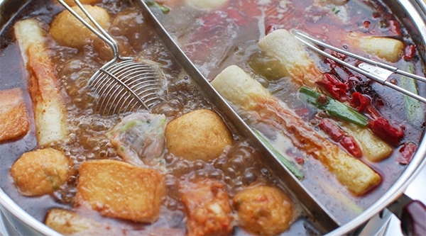Ngã vào nồi lẩu và tử vong do tranh nhau trả tiền ăn