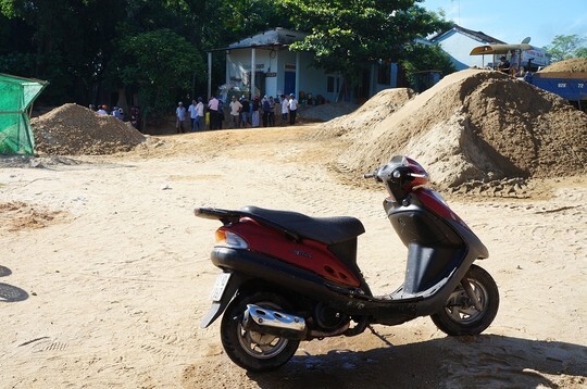 Người phụ nữ cùng chiếc xe máy rơi từ cầu xuống sông giữa đêm khuya