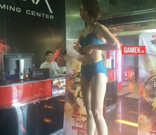 Hotgirl lột đồ ở quán 'net', chủ quán đổ lỗi tại VTC Mobile