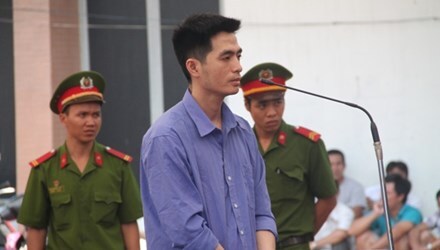 Người chồng ghen tuông đâm chết vợ, xả nước làm ngạt con