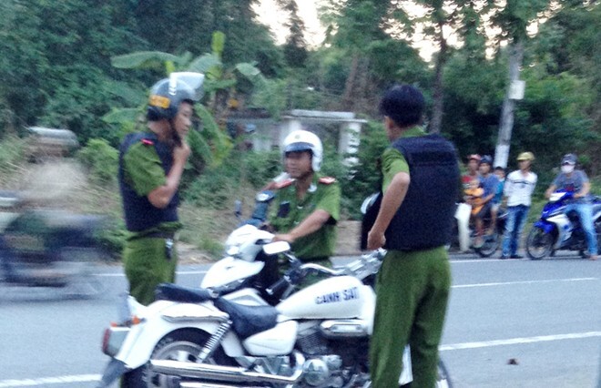 Hàng chục cảnh sát vây bắt nghi can chém chết người rồi bỏ chạy