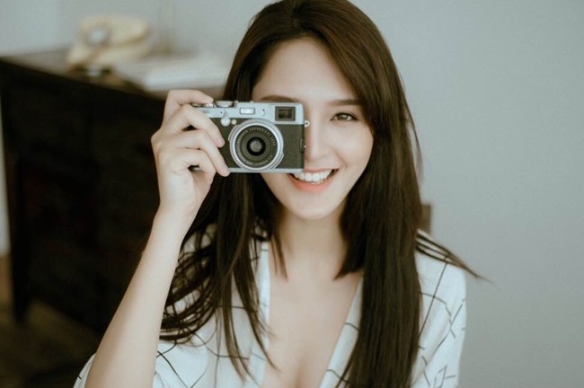 Á hậu Hoàng Anh tung ảnh gợi cảm đúng ngày sinh nhật